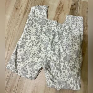 Lululemon Size 10 Super Soft Stylish Gray Patterned Leggings